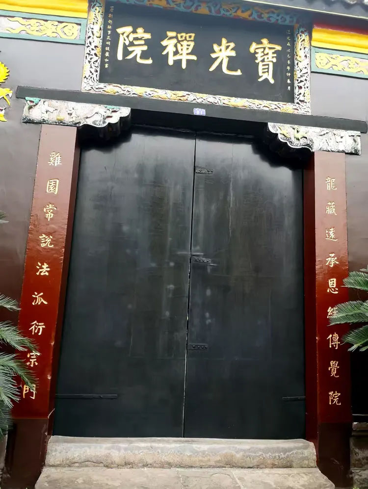 楹联欣赏：龙藏远承恩经传觉院，鸡园常说法派衍宗门