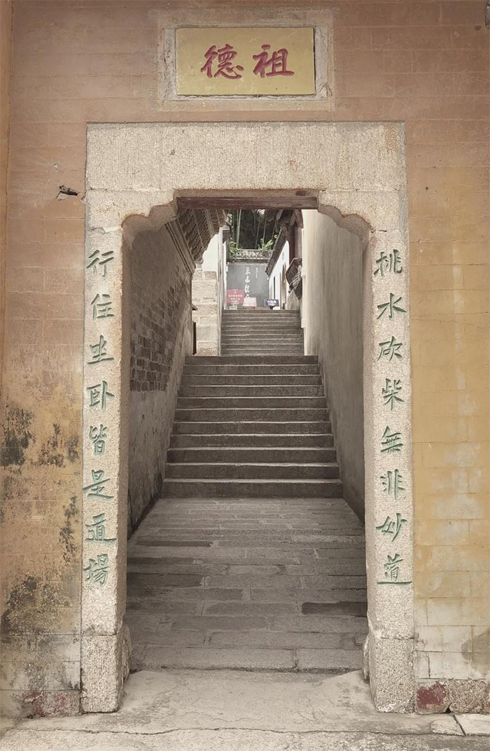 楹联欣赏：挑水砍柴无非妙道，行住坐卧皆是道场