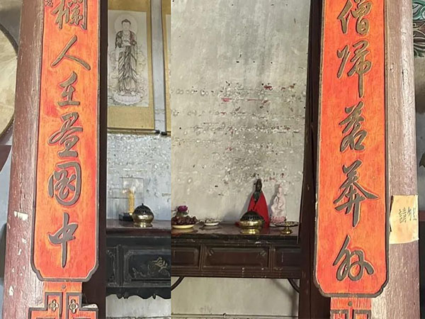 楹联欣赏：一水抱孤城烟渺有无主杖僧归苍莽外，群山朝叠阁雨晴浓淡倚栏人在画图中