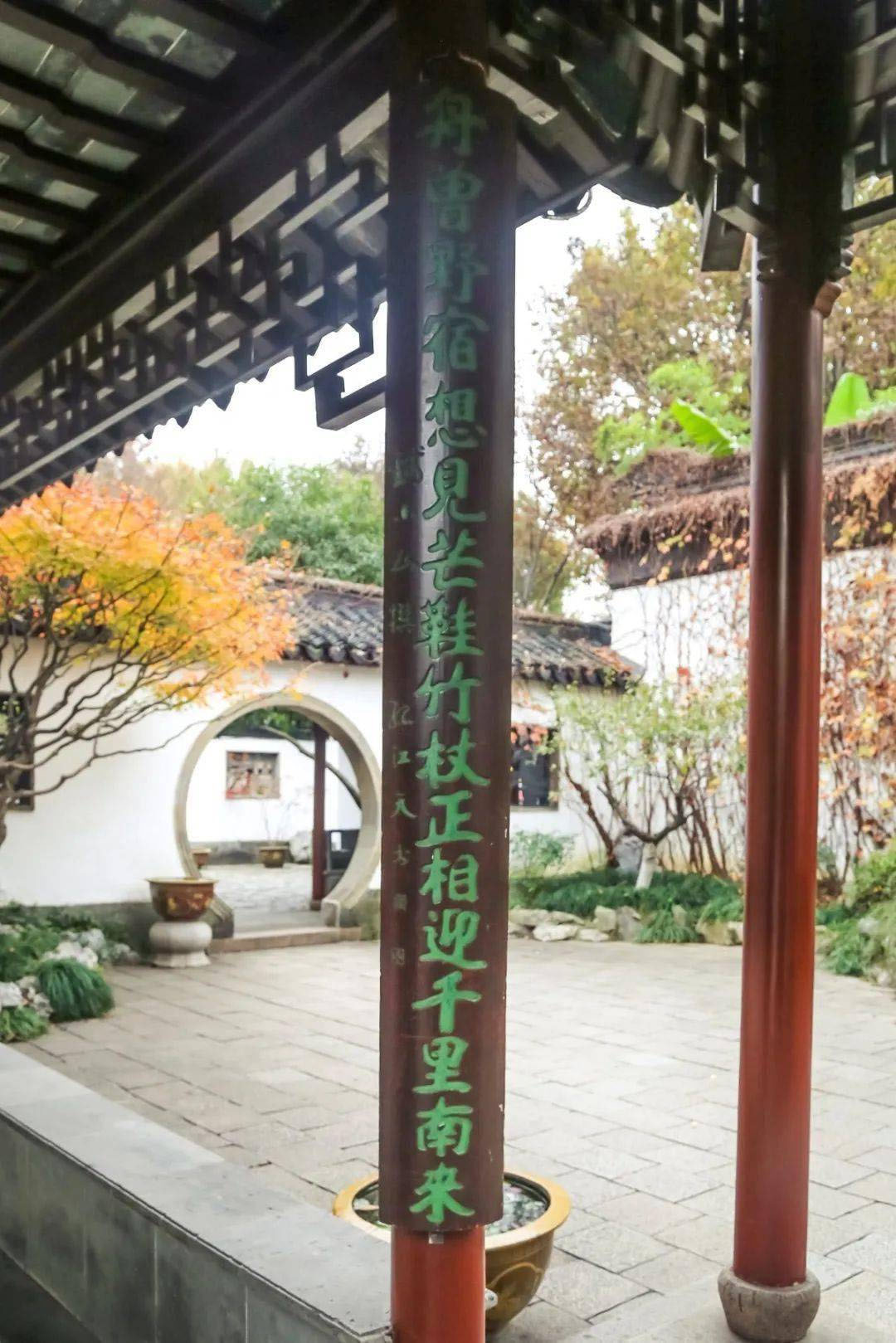 楹联欣赏：亭以人传试携铁板铜琶到此唱大江东去，舟曾夜宿想见芒鞋竹杖正相迎千里南来