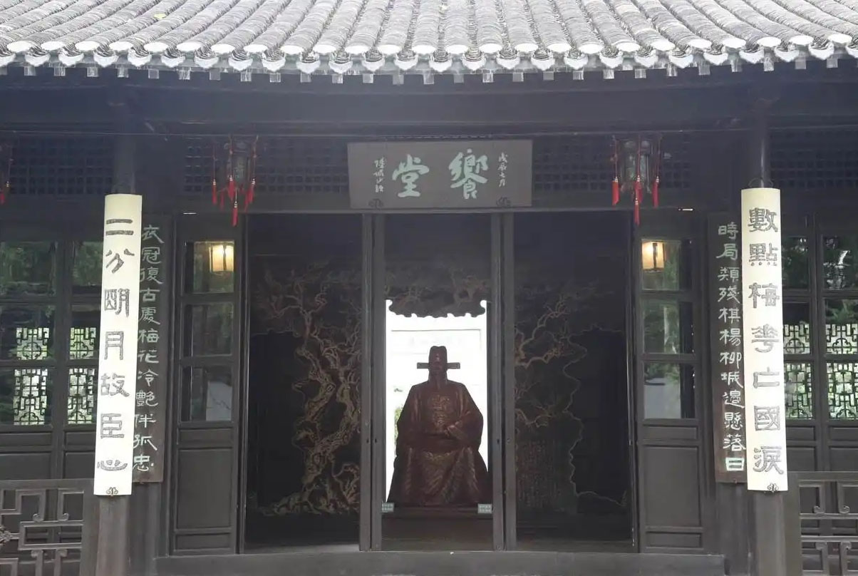 楹联欣赏:数点梅花亡国泪,二分明月故臣心