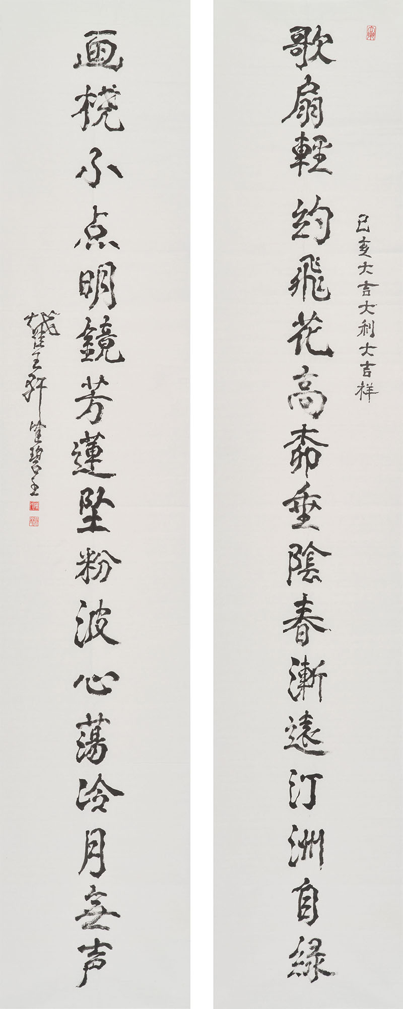 楹联欣赏：歌扇轻约飞花高柳垂阴春渐远汀洲自绿，画桡不点明镜芳莲坠粉波心荡冷月无声（陈佩秋行书）